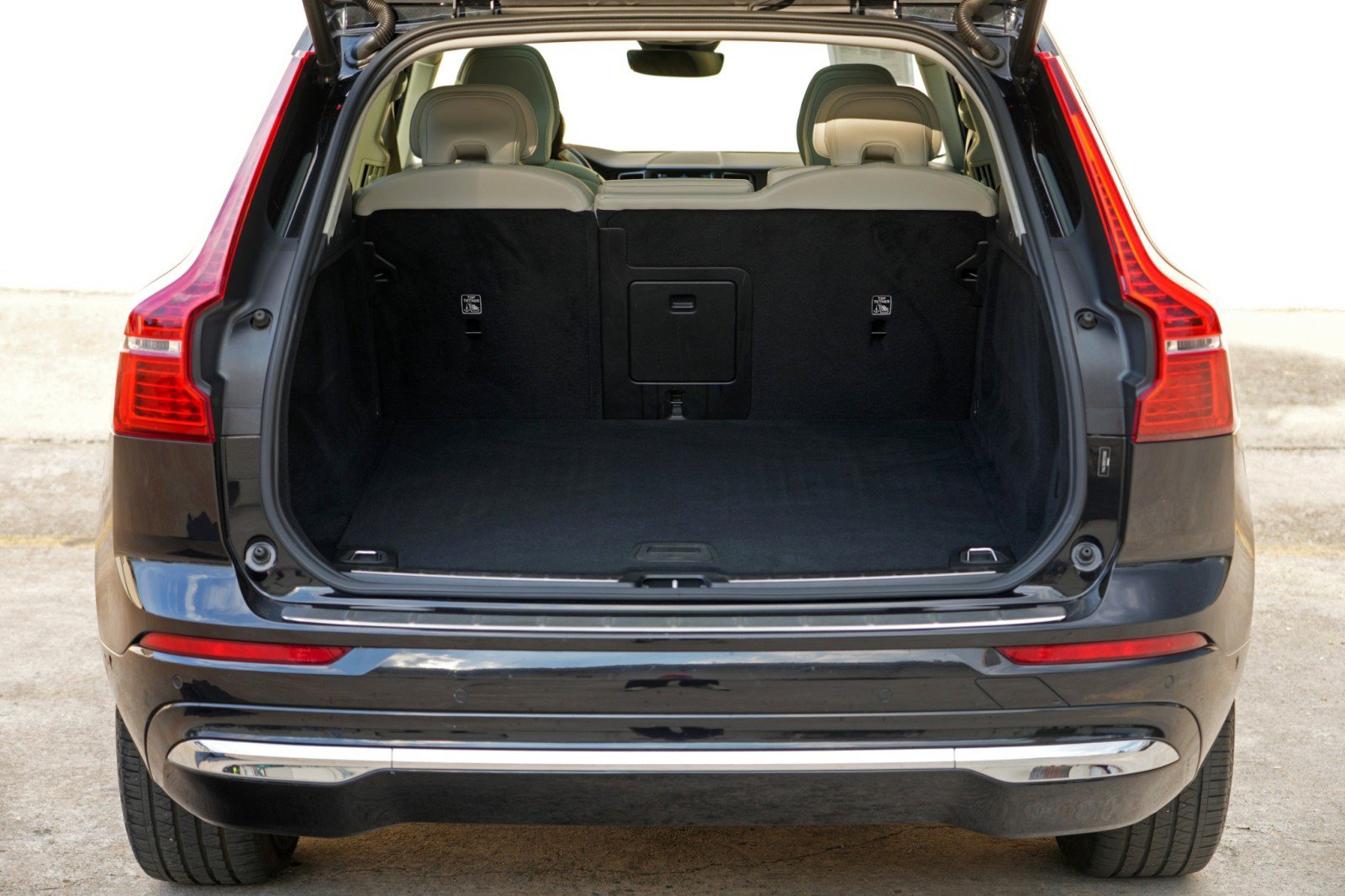 Used 2023 Volvo XC60 B5 Plus w/ Protection Package Premier FWD image 10