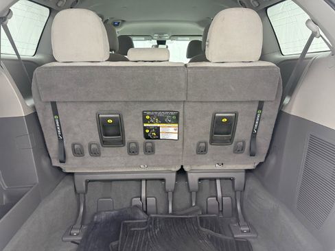 Used 2020 Toyota Sienna L image 20