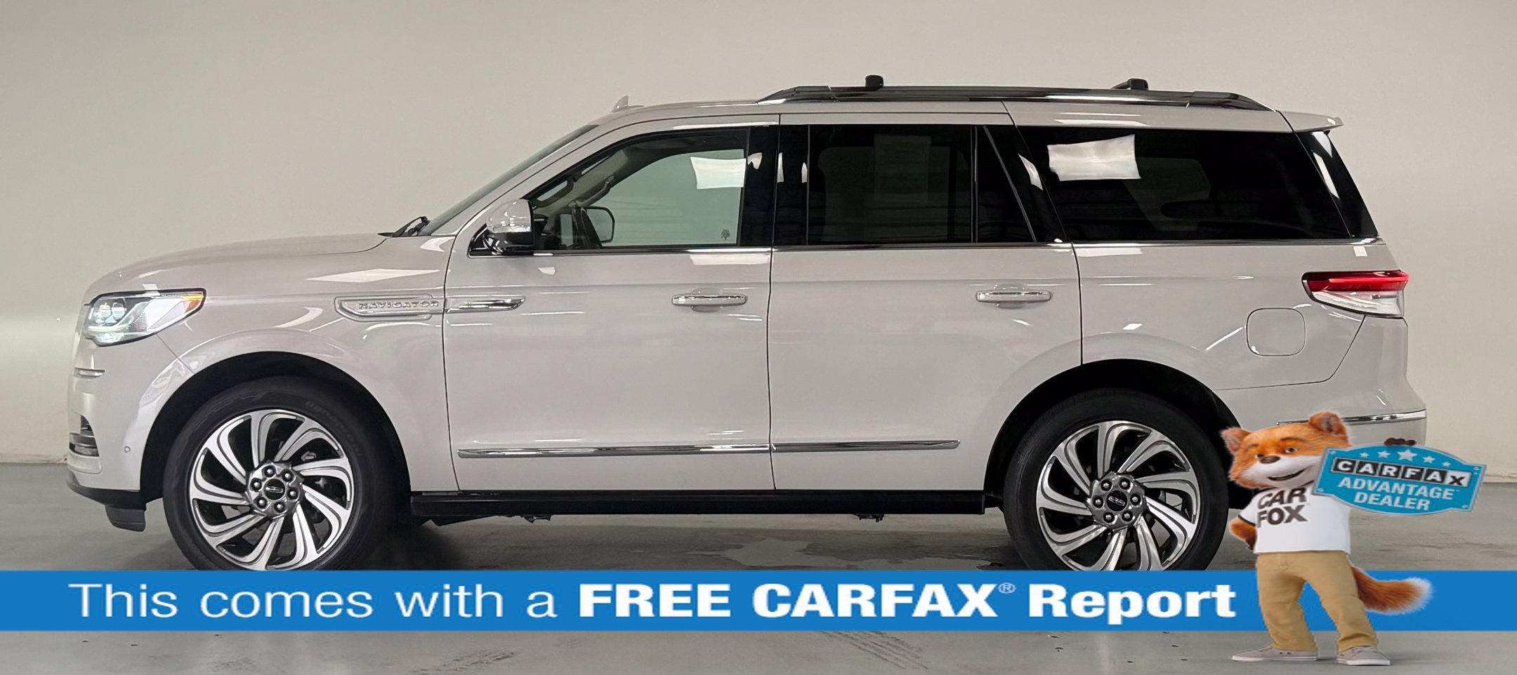 Used 2023 Lincoln Navigator Reserve AWD/4WD image 2