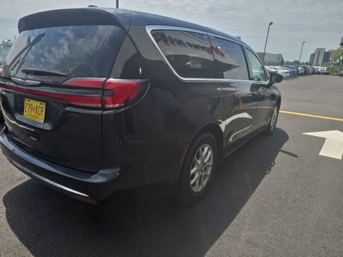 Used 2023 Chrysler Pacifica Touring-L FWD image 4