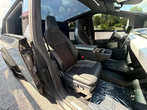 Used 2024 Tesla Cybertruck AWD Crew Cab image 40