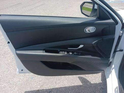 Used 2025 Hyundai Elantra SE FWD image 11