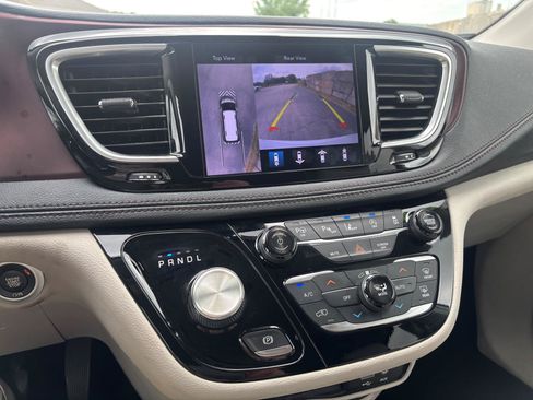 Used 2019 Chrysler Pacifica Limited w/ Advanced Safetytec Group FWD image 13