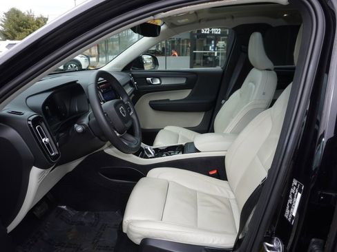 Used 2023 Volvo XC40 B5 Plus image 23