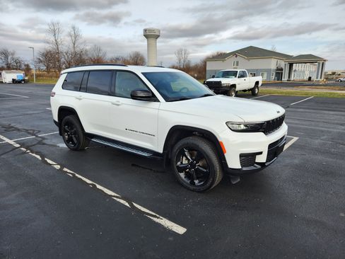 Used 2023 Jeep Grand Cherokee L Laredo image 1