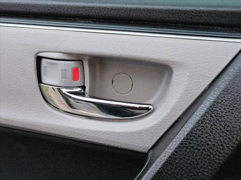Used 2018 Toyota Corolla LE FWD image 7
