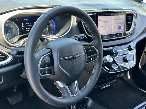 Used 2025 Chrysler Pacifica Select FWD image 28