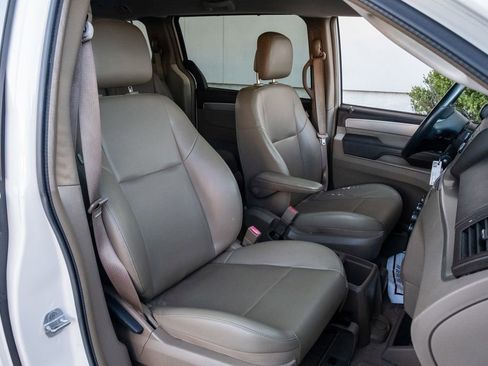 Used 2012 Volkswagen Routan SE image 22