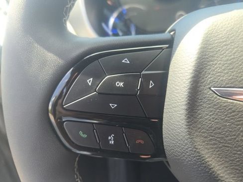 Used 2024 Chrysler Pacifica Limited FWD image 27