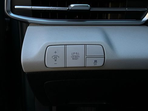 Used 2025 Hyundai Elantra Limited image 24