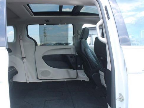 Used 2023 Chrysler Pacifica Limited image 12