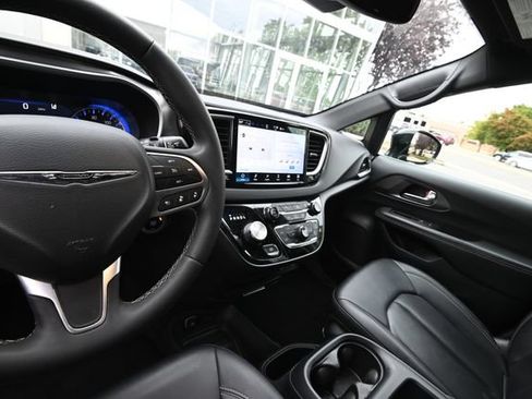 Used 2025 Chrysler Pacifica Select FWD image 11