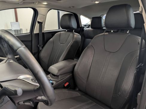 Used 2014 Ford Focus SE w/ Equipment Group 201A FWD image 3