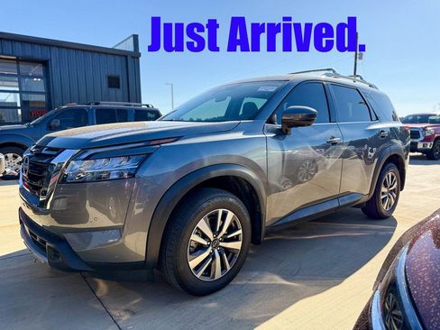 Used 2024 Nissan Pathfinder SL image 1
