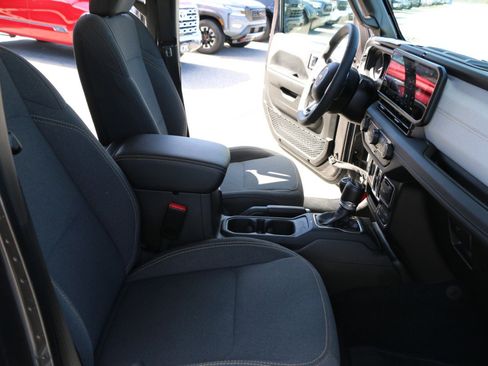 Used 2025 Jeep Wrangler Unlimited Sahara image 24