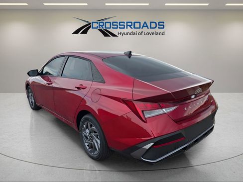 Used 2025 Hyundai Elantra Blue image 3