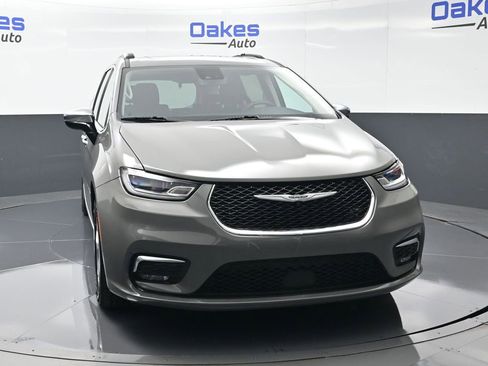 Used 2023 Chrysler Pacifica Limited image 3