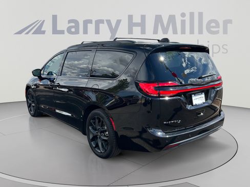 Used 2025 Chrysler Pacifica Limited FWD image 3