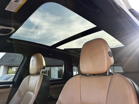 Used 2018 Porsche Cayenne Platinum Edition w/ Premium Package image 26