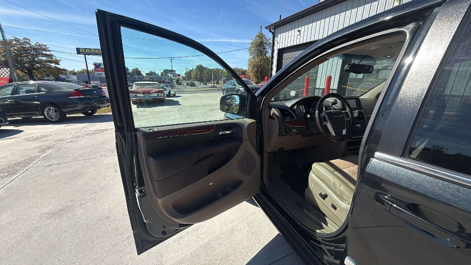 Used 2014 Chrysler Town & Country Touring FWD image 7