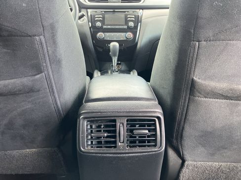 Used 2016 Nissan Rogue SV FWD image 26