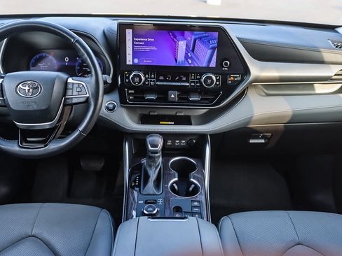Used 2023 Toyota Highlander Limited image 11