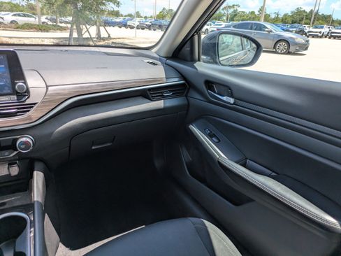 Used 2024 Nissan Altima 2.5 SV FWD image 18