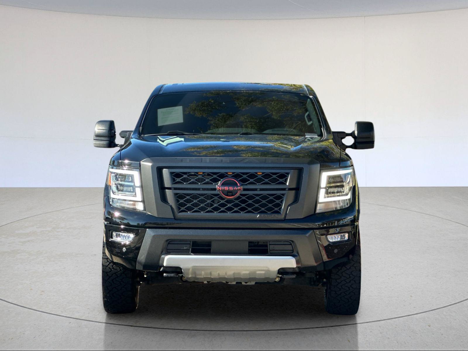 Used 2023 Nissan Titan PRO-4X w/ Pro-4x Convenience Package AWD/4WD image 9