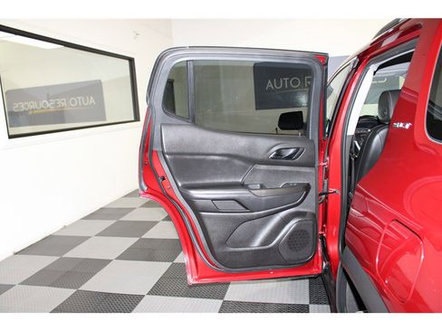 Used 2023 GMC Acadia SLT image 13