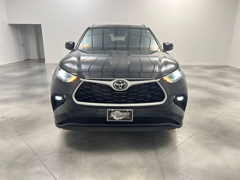 Used 2025 Toyota Highlander XLE FWD image 3