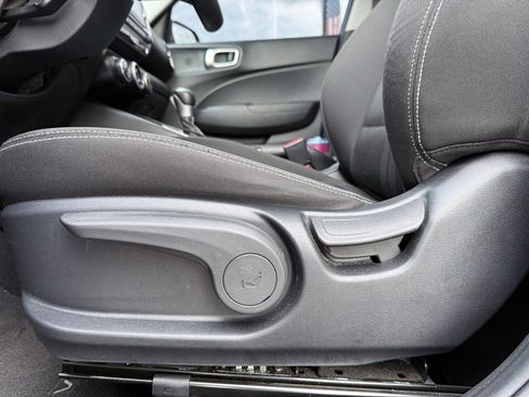 Used 2024 Hyundai Venue SEL image 11