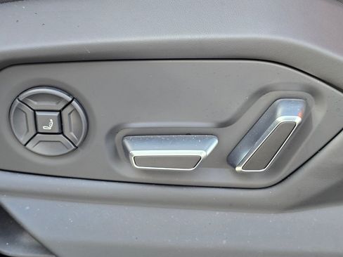 Used 2025 Lamborghini Urus SE AWD/4WD image 40