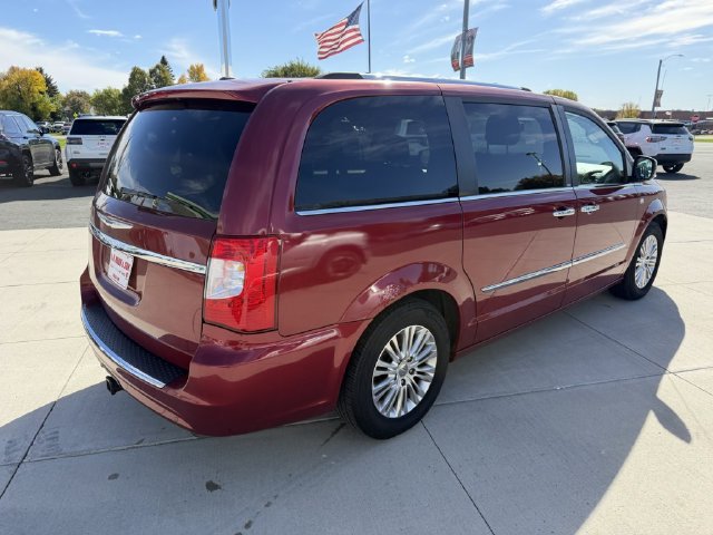 Used 2014 Chrysler Town & Country Touring-L FWD image 7