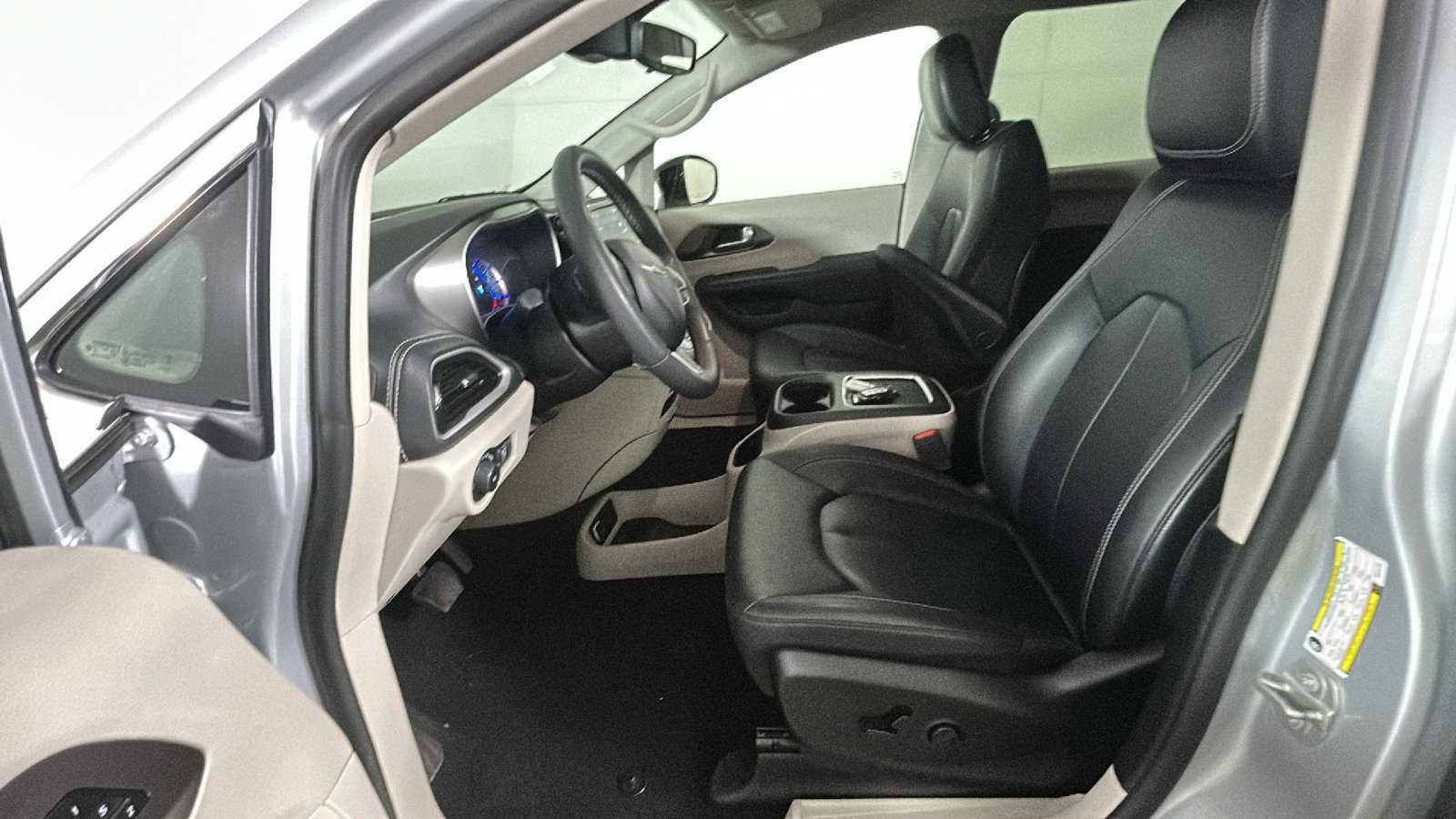 Used 2024 Chrysler Pacifica Limited FWD image 12