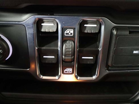 Used 2025 Jeep Wrangler Unlimited Sahara AWD/4WD image 46