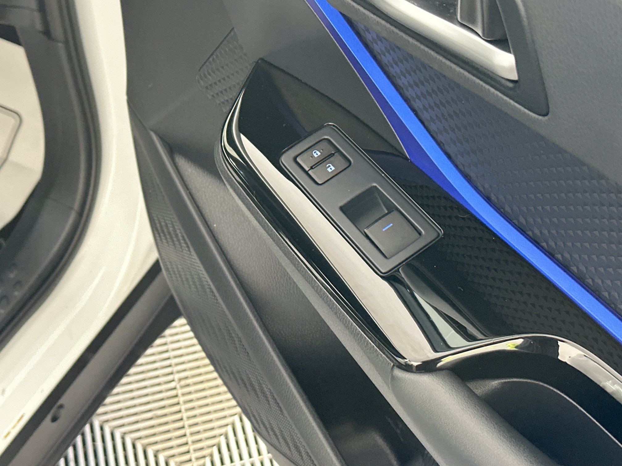 Used 2022 Toyota C-HR XLE FWD image 29
