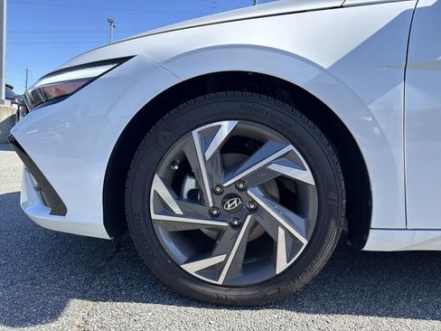Certified 2025 Hyundai Elantra SEL FWD image 11