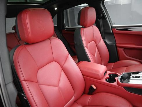 Certified 2025 Porsche Macan AWD/4WD image 31