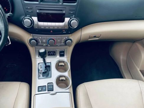 Used 2012 Toyota Highlander SE image 19