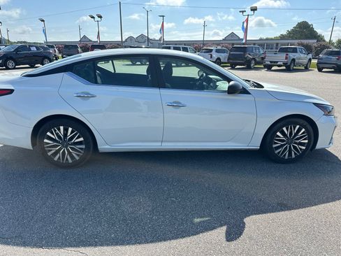 Used 2024 Nissan Altima 2.5 SV FWD image 4