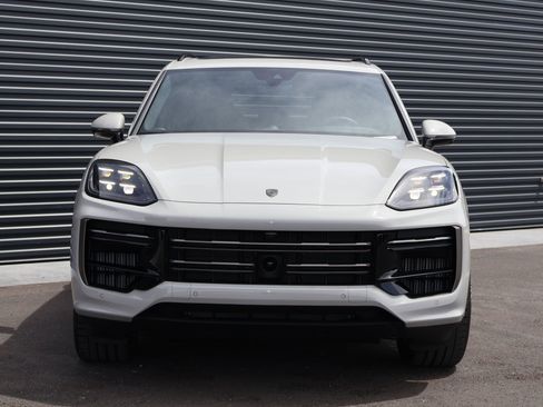 Certified 2025 Porsche Cayenne Turbo AWD/4WD image 7