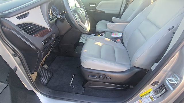 Used 2018 Toyota Sienna Limited FWD image 18