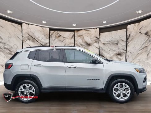 Used 2024 Jeep Compass Latitude AWD/4WD image 5