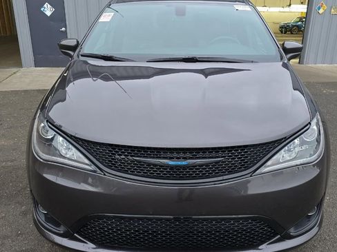Used 2020 Chrysler Pacifica Touring-L w/ S Appearance Package FWD image 2