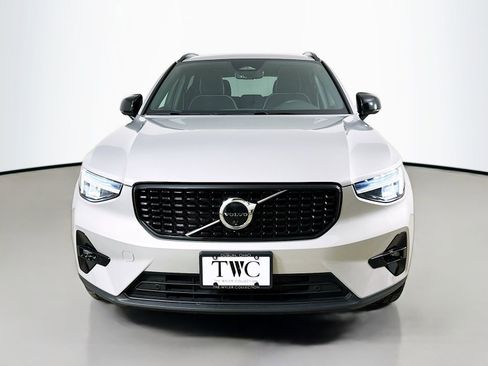 Used 2025 Volvo XC40 B5 Plus AWD/4WD image 2
