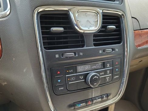 Used 2014 Chrysler Town & Country Touring-L FWD image 29