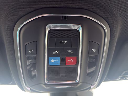 Used 2024 Jeep Grand Cherokee Limited image 23