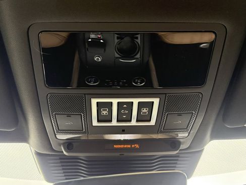 New 2025 Land Rover Discovery Dynamic SE image 24