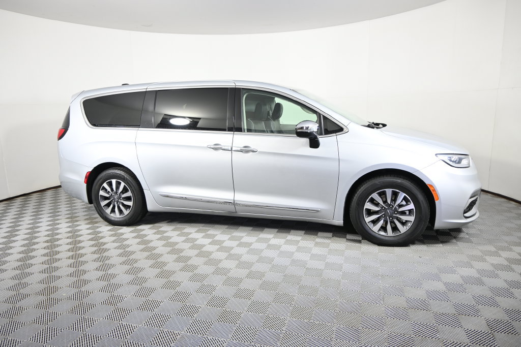 Used 2023 Chrysler Pacifica Limited FWD image 8