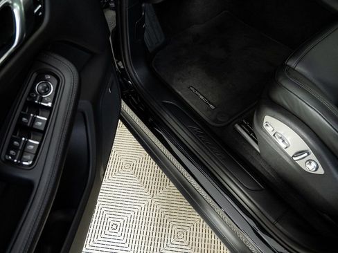 Certified 2025 Porsche Macan Base image 8